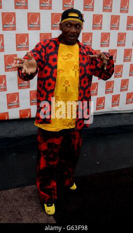 Jimmy Cliff, la star jamaïcaine du Reggae, arrive à la Old Saatchi Gallery dans le nord de Londres, pour les Q Awards 2002. Banque D'Images