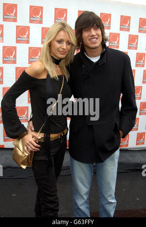 Tess Daly et Vernon Kay, présentateurs de la télévision, arrivent à la Old Saatchi Gallery, dans le nord de Londres, pour les Q Awards 2002. Banque D'Images