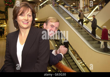 Belinda Earl, directrice générale du groupe de magasins Debenhams, avec Matthew Roberts, directeur financier, dans leur boutique phare d'Oxford Street à Londres, avant la publication de leurs résultats annuels.* qui a vu les bénéfices de l'entreprise augmenter à 153.6 millions par rapport aux 146.1 millions de l'année dernière.L'entreprise, qui exploite actuellement 99 magasins après l'ouverture récente de succursales à Basingstoke et à Perth et qui ouvrira cette année trois autres magasins situés à Redditch, East Kilbride et Inverness, souhaite porter le nombre de magasins à 150 au cours des dix prochaines années. Banque D'Images