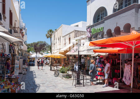 Les boutiques touristiques dans la vieille ville, la ville de Kos, Kos (Cos), du Dodécanèse, Grèce, région sud de la Mer Egée Banque D'Images