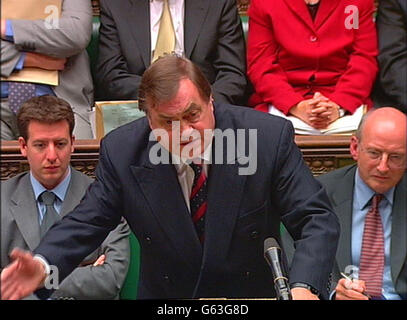 Capture d'écran du vice-premier ministre John Prescott parlant du conflit du pompier à la Chambre des communes, à Londres, avec l'écoute du ministre des pompiers, Nick Raynsford (à droite). * M. Prescott s'exprime au milieu des accusations des dirigeants syndicaux selon lesquelles le gouvernement tente de les faire chanter pour qu'ils appellent à une série de grèves prévues. Banque D'Images