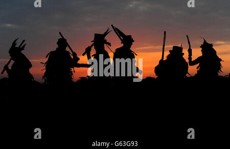 Les danseuses Rackaback Border Morris, de Hull, produisent de la musique et dansent tandis que le soleil se lève pour célébrer le jour de mai à Beverley Westwood, dans le Yorkshire de l'est. Banque D'Images