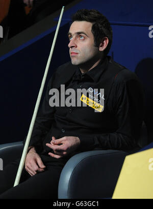 Ronnie O'Sullivan est assis à sa chaise dans le match final contre Barry Hawkins lors des Championnats du monde de Betfair au Crucible, Sheffield. Banque D'Images