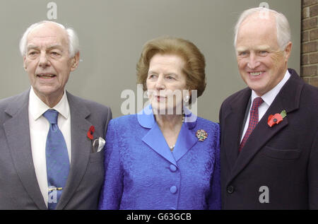 L'ancienne première ministre, Baronne Thatcher, est aux côtés de Winston Churchill, petit-fils du Wa-leader du même nom, et de son mari Sir Dennis Thatcher (à gauche) devant le Churchill Archives Centre du Churchill College, * Cambridge où elle a ouvert une nouvelle aile du bâtiment. Regardée par une corneilles, dont son ancien secrétaire aux Affaires étrangères Douglas Hurd, et Lady Archer, elle a prononcé un discours pour ouvrir le centre, construit pour un coût de 2 millions. * 26/06/03 Sir Denis Thatcher est décédé aujourd'hui à l'hôpital Lister, à Londres, un porte-parole de la famille a dit, il avait 88 ans. Banque D'Images