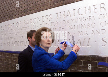 L’ancienne première ministre, Baroness Thatcher, a coupé un ruban devant le Churchill Archives Centre du Churchill College, à Cambridge, où elle a ouvert une nouvelle aile du bâtiment. * regardée par une foule dont son ancien secrétaire aux Affaires étrangères Douglas Hurd, et Lady Archer, elle a prononcé un discours pour ouvrir le centre - construit pour un coût de 2 millions. Banque D'Images