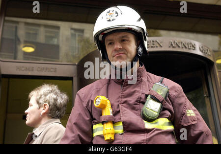 Andy Bottell, officier de la station de feu de Westminster, quitte le Home Office dans le centre de Londres, après avoir répondu à un appel au bâtiment du gouvernement. Banque D'Images