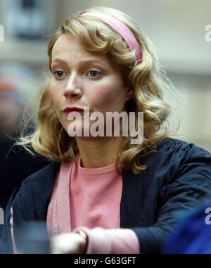 L'actrice américaine Gwyneth Paltrow pendant le tournage de son nouveau film, Sylvia, dans et autour des collèges de Cambridge. Le film raconte l'histoire de la romance entre les poètes Ted Hughes et Sylvia Plath. 05/11/02 : l'actrice hollywoodienne Gwyneth Paltrrow a été nominée pour l'un des prix les plus prestigieux du théâtre britannique pour ses débuts dans le West End. La performance de Paltrrow dans Proof à l'entrepôt de Donmar au début de cette année a recueilli des critiques ratées. Maintenant, elle a gagné une nomination pour la meilleure actrice au Evening Standard Theatre Awards. Banque D'Images