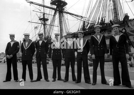 Parade militaire de la Royal Navy - Nouveaux Uniformes de Marin - Victory Theatre, Portsmouth Banque D'Images