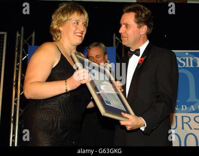 Le secrétaire d'État à la Santé, Alan Milburn, remet le prix Nursing Standard Nurse 2002 à Stacey Atkinson, 34 ans, de Leeds, lors des prix Nursing Standard Nurse 2002 à l'hôtel Royal Lancaster, dans le centre de Londres. * Atkinson, a reçu le prix pour son travail révolutionnaire au Leeds Community and Mental Health Services Teaching NHS Trust, où elle travaille avec des enfants ayant des troubles d'apprentissage graves. Banque D'Images