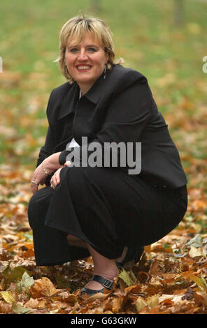 L'infirmière Stacey Atkinson, qui est responsable de l'apprentissage communautaire des enfants, est assise à Hyde Park, à Londres, après avoir remporté le prix Nursing Standard Nursing Nurse of the Year 2002. Stacey, qui travaille pour le East Leeds Primary Care NHS Trust. * ... a gagné le prix pour son travail pionnier avec des enfants avec de graves difficultés d'apprentissage. Banque D'Images