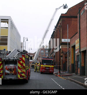 La scène à Leicester où un pompier est mort alors qu'il s'attaquait à un incendie dans une usine de bonneterie désutilisée de la ville. 14 pompiers et 70 pompiers ont assisté à l'incendie au début de la matinée dans un édifice de trois étages sur la rue Morledge. Banque D'Images