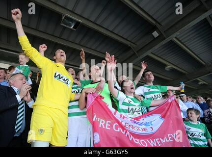 Football - npower football League One - jeu - demi-finale - deuxième jambe - Yeovil Town v Sheffield United - Huish Park.Les joueurs de Yeovil Town célèbrent la victoire de leur équipe, après le coup final Banque D'Images