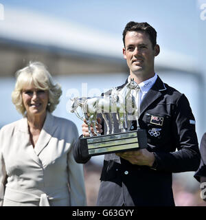 Vainqueur des épreuves de badminton de cheval 2013 Jonathan Paget de Nouvelle-Zélande avec son trophée présenté par son Altesse Royale la Duchesse de Cornwall pendant le cinquième jour des épreuves de badminton de cheval à Badminton, Gloucestershire. Banque D'Images