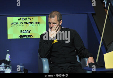 Barry Hawkins est assis à sa chaise dans le match final contre Ronnie O'Sullivan pendant les Championnats du monde de Betfair au Crucible, Sheffield. Banque D'Images