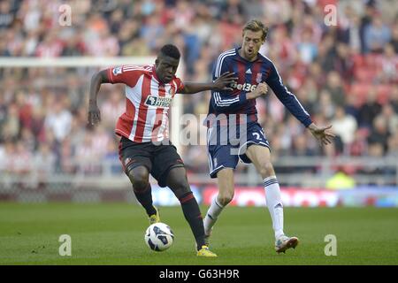 Football - Barclays Premier League - Sunderland / Stoke City - Stade de lumière.Peter Crouch (à droite) de la ville de Stoke et Alfred n'Diaye (à gauche) de Sunderland se battent pour le ballon Banque D'Images