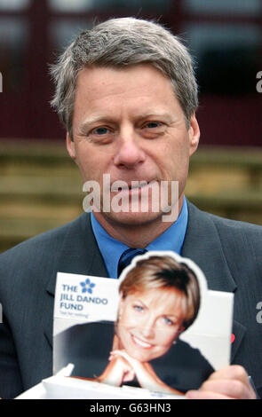 Nick Ross, présentateur de BBC Crimewatch, avant de lancer l'Institut Jill Dando des sciences criminelles au siège du Conseil de Sandwell, Oldbury, West Midlands.* M. Ross ouvrait le centre à la mémoire de son collègue, qui a été assassiné à l'extérieur de sa maison de l'ouest de Londres il y a trois ans.Le laboratoire a été installé dans l'ancien club social de police de West Bromwich.L'institut, basé à l'University College de Londres, a choisi West Bromwich en raison de la base de données sophistiquée de la police des West Midlands sur la criminalité, les preuves et la médecine légale, connue sous le nom de Force Linked Intelligence System, ou Flints.Experts Banque D'Images