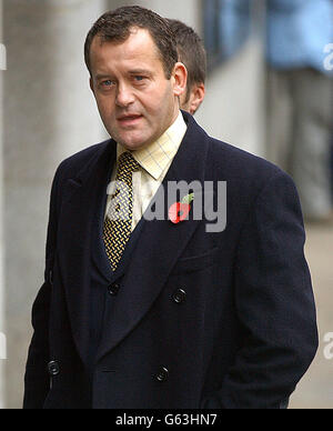 Ancien maître d'hôtel de Diana, princesse de Galles, Paul Burrell arrive à l'OID Bailey à Londres, vendredi. Burrell, 44 ans, de Farndon, Cheshire, nie avoir volé 310 articles à Diana, à la princesse de Galles, au prince de Galles et au prince William. * le jury qui a essayé Burrell a découvert s'il serait nécessaire d'assister au tribunal après une suspension surprise de trois jours après l'arrêt de la procédure mardi. C'est la deuxième fois que son procès s'arrête brusquement. Il y a deux semaines, le premier jury a été rejeté pour des raisons juridiques. Banque D'Images