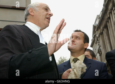 L'ancien maître d'hôtel de la princesse Diana, Paul Burrell (r), avec sa défense, Lord Carlile, à l'extérieur de Old Bailey, Londres, après que le bâtiment du tribunal a été évacué en raison d'une alarme incendie.* Burrell, 44 ans, de Farndon, Cheshire, nie avoir volé 310 articles de Diana, la princesse de Galles, le prince de Galles et le prince William.Le jury qui a jugé Burrell a découvert aujourd'hui s'il serait nécessaire d'assister au tribunal après une suspension surprise de trois jours après l'arrêt de la procédure.C'est la deuxième fois que son procès s'arrête brusquement.Il y a deux semaines, le premier jury a été rejeté pour des raisons juridiques. Banque D'Images