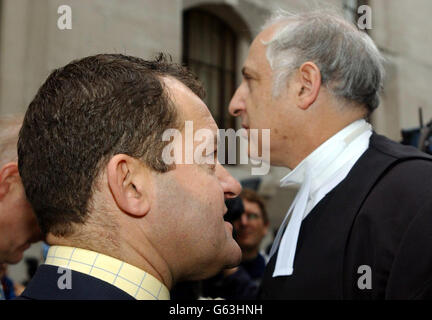 L'ancien maître d'hôtel de la princesse Diana, Paul Burrell (à gauche), avec sa défense, Lord Carlile, à l'extérieur de Old Bailey, Londres, après que le bâtiment du tribunal a été évacué en raison d'une alarme incendie. * Burrell, 44 ans, de Farndon, Cheshire, nie avoir volé 310 articles de Diana, la princesse de Galles, le prince de Galles et le prince William. Le jury qui a jugé Burrell a découvert aujourd'hui s'il serait nécessaire d'assister au tribunal après une suspension surprise de trois jours après l'arrêt de la procédure mardi. C'est la deuxième fois que son procès s'arrête brusquement. Il y a deux semaines, le premier jury a été rejeté Banque D'Images