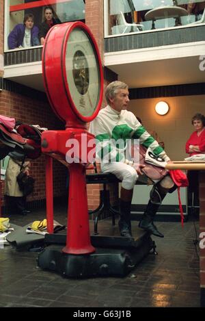 COURSES HIPPIQUES.LESTER PIGGOTT, EN SALLE DE PESÉE AVANT LA 2E COURSE DE RETOUR SUR BALASANI, AUX COURSES DE LEICESTER. Banque D'Images