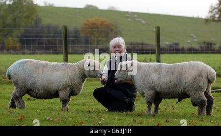 Moria Linaker avec Baby Harry (à droite) un de ses rares moutons Ryeland, qui n'était pas infecté par la fièvre aphteuse. * la race rare est réintroduite dans l'histoire agricole de la famille royale grâce à une promesse de longue date faite à la hauteur de la crise du pied et de la bouche. Le petit agneau qui a survécu à la cull de masse il y a plus de dix-huit mois doit devenir un résident royal de la maison de Highgrove du Prince de Galles. Banque D'Images