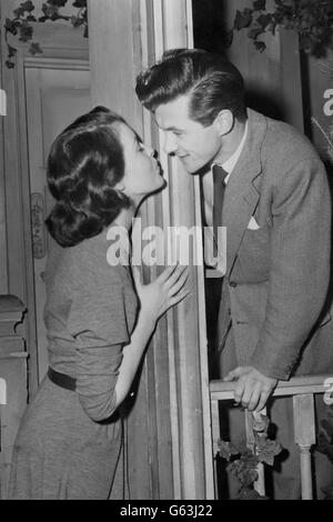 Au Duchess Theatre de Londres, on trouve Constance Smith, actrice irlandaise qui joue actuellement en face de Tyrone Power dans 'The House on the Square' aux Denham Studios, photographiée avec son fiancé de 25 ans, l'acteur Bryan Forbes, à qui elle doit se marier le 10 février. Banque D'Images