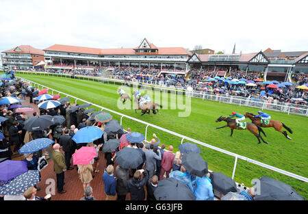 Sir John Hawkwood, criblé par Ryan Moore, remporte les enjeux de la bière Handicap alcoolique de la bière de gingembre de Crabbies, au cours du deuxième jour du festival de mai de Boosles à l'hippodrome de Chester, à Chester. Banque D'Images