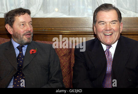 Le secrétaire à l'intérieur, David Blunkett (à gauche), avec le nouveau conseiller adjoint à la sécurité intérieure pour les États-Unis, le gouverneur Tom Ridge, à la Chambre des communes, à Londres. Tom Ridge faisait la lumière sur la stratégie de sécurité interne des États-Unis. 07/11/02 : le secrétaire à l'intérieur, David Blunkett (à gauche), avec le nouveau conseiller en sécurité intérieure pour les États-Unis, le gouverneur Tom Ridge, à la Chambre des communes, Londres, le 6 novembre 2002. David Blunkett était en pourparlers avec le directeur américain de la sécurité intérieure et les hauts responsables du renseignement. Le secrétaire à l'intérieur et Tom Ridge étaient attendus Banque D'Images