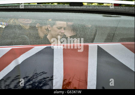 Lyndsey Savage, femme enceinte du Cpl William Savage touche le côté en verre de la corbillard contenant son mari pendant que le cortège s'arrête pendant le rapatriement du Cpl Savage et du Fusilier Samuel Flint des Fusiliers des Highlands Royal, le 2e Bataillon du Royal Regiment of Scotland, Qui sont tous deux morts en Afghanistan. Banque D'Images