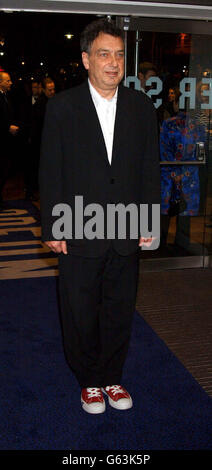 Stephen Frears, directeur de l'événement, vient assister à la première de « The 'Dirty Pretty Things » lors du 46e gala d'ouverture du Festival du film Regus de Londres, à l'Odeon Leicester Square à Londres. * réalisé par Stephen Frears (High Fidelity and My Beauderete), le nouveau thriller urbain dans l'underworld de Londres raconte l'histoire de deux immigrants illégaux qui découvrent un secret sombre à l'hôtel où ils travaillent. Banque D'Images