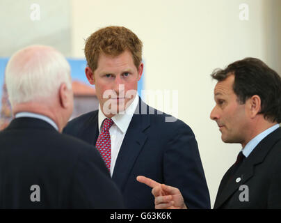 Le sénateur américain John McCain et le prince Harry ont visité une exposition de photographie anti-mine par l'organisme CARITATIF HALO Trust au cours du premier jour de sa visite aux États-Unis au bureau du Sénat Russell à Washington, DC, États-Unis. Banque D'Images