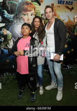 Katie Price avec son fils Harvey et son mari Kieran Hayler lors de la projection du film de gala d'Epic, au vue West End à Leicester Square, Londres. Banque D'Images