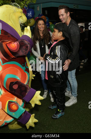 Katie Price avec son fils Harvey et son mari Kieran Hayler lors de la projection du film de gala d'Epic, au vue West End à Leicester Square, Londres. Banque D'Images