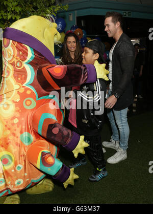 Katie Price avec son fils Harvey et son mari Kieran Hayler lors de la projection du film de gala d'Epic, au vue West End à Leicester Square, Londres. Banque D'Images