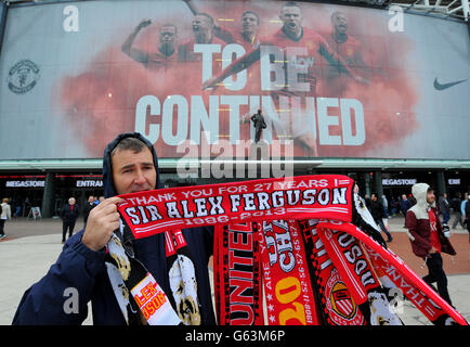 La marchandise dédiée au directeur sortant Sir Alex Ferguson est en vente avant le match de la Barclays Premier League à Old Trafford, Manchester. APPUYEZ SUR ASSOCIATION photo. Date de la photo dimanche 12 mai 2013. Voir PA Story FOOTBALL Man Utd. Le crédit photo devrait se lire: Martin Rickett/PA Wire. Banque D'Images