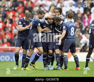 Le Clint Dempsey de Tottenham Hotspur (au centre à gauche) célèbre avec ses coéquipiers après avoir obtenu leur premier but lors du match de la Barclays Premier League au Britannia Stadium, Stoke-on-Trent. Banque D'Images