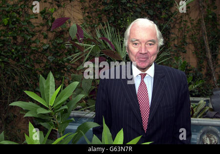 Sir John Bond, Président du Groupe HSBC, devant le cinéma IMAX près de Waterloo, au sud de Londres. HSBC crée un partenariat écologique de 50 millions de dollars sur cinq ans pour financer des projets de conservation dans le monde entier. * HSBC a fait des dons uniques au WWF, au Botanic Gardens conservation International (BSCI) et à Earthwatch dans le but de nettoyer trois des principaux fleuves du monde, Sauver 20,000 espèces de plantes rares de l'extinction et former 200 scientifiques et envoyer 2,000 employés pour travailler sur des projets de recherche sur la conservation vitale dans le monde entier. Banque D'Images