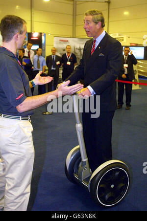 Le Prince de Galles, à l'occasion de son 54e anniversaire, se déplace sur un Segway électrique lors d'une visite, à une foire professionnelle des carrières à Salford, dans le Grand Manchester.*..l'invention, qui ressemble à un scooter électrique, utilise un système de gyroscopes de haute technologie pour détecter le sens naturel de l'équilibre de l'utilisateur pour le diriger.Le Segway à alimentation électrique a été développé avec l'aide de la société britannique BAE Systems afin de faciliter et d'accélérer les déplacements dans les zones urbaines.L'invention a été présentée à SkillCity, une coentreprise entre Prince's Trust et l'organisme caritatif UK Skills visant à Banque D'Images