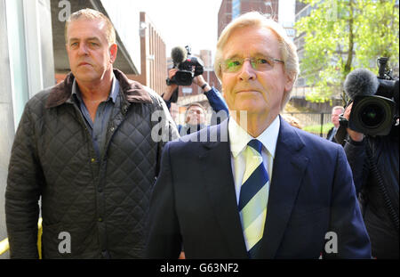 Bill Roache, acteur de la rue couronnement, arrive au tribunal des magistrats de Preston où il est accusé d'avoir violé une jeune fille de 15 ans. Banque D'Images