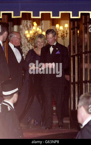 Le Prince de Galles et Camilla Parker-Bowles quittent le Ritz dans le centre de Londres, à la suite d'une fête pour célébrer le Jubilé d'or de la reine Elizabeth II. Banque D'Images