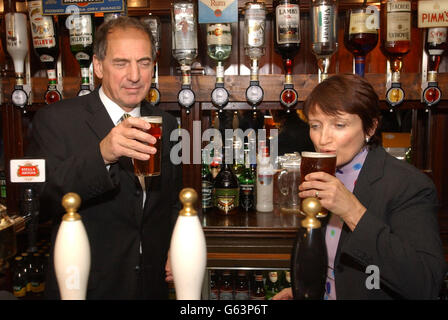 La secrétaire d'État à la Culture, aux médias et au Sport, Tessa Jowell, et la ministre des licences, Kim Howells, profitent d'une pinte de l'amant de Tetley au pub Red Lion de Londres. *..Jowell lance officiellement un projet de loi qui ouvre la voie aux pubs, clubs et bars ouverts 24 heures sur 24 en Angleterre et au pays de Galles. Banque D'Images