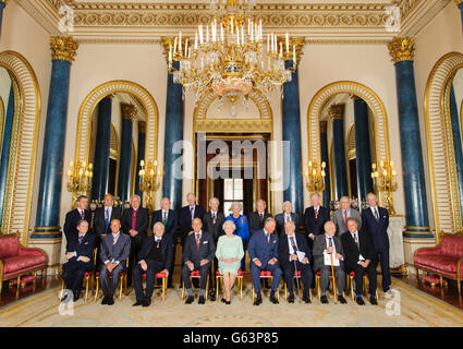 La reine Elizabeth II (devant, au centre) avec des membres de l'ordre du mérite (rangée avant, de gauche à droite) Professeur Sir Roger Penrose, Lord Foster of Thames Bank, The Revd. Professeur Owen Chadwick, duc d'Édimbourg, prince de Galles, sir Michael Atiyah, sir Anthony Caro, sir Tom Stoppard (rangée arrière, de gauche à droite) Neil MacGregor, sir Tim Berners-Lee, Lord Eames, sir David Attenborough, Lord Rothschild, Lord May of Oxford, baronne Boothroyd, professeur Sir Michael Howard, Lord Rees de Ludlow, le très honorable Jean Chrétien, David Hockney et Lord Fellowes, dans la salle de musique de Buckingham Banque D'Images