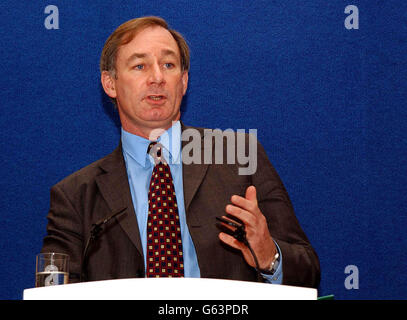 Le secrétaire à la Défense, Geoff Hoon, prend la parole lors d'une séance d'information à Westminster. Au sujet de la marche à pied de huit jours proposée par les pompiers, M. Hoon a déclaré qu'il serait à la police de traverser les lignes de piquetage s'il était décidé de contrôler les moteurs d'incendie rouge. Banque D'Images