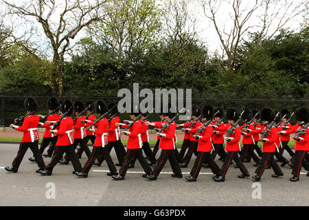 Les soldats des Grenadier Guards répètent au Palais de Holyrood House à Édimbourg pour l'arrivée du Haut Commissaire du Seigneur demain. Banque D'Images