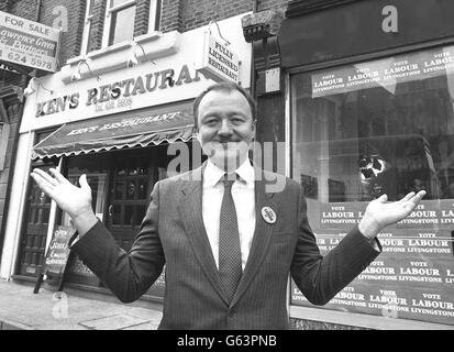 M. Ken Livingstone, ancien chef du GLC, et candidat parlementaire syndical pour la circonscription de Brant-est, à l'extérieur de son bureau de campagne. Banque D'Images