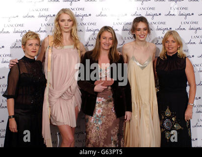 De gauche à droite ; Tracey Boyd, Jodie Kidd, Anya Hindmarch, Elizabeth Jagger et Sarah Doukas posent pour les photographes lorsqu'ils arrivent pour les Lancome Color Designs Awards à la Old Saatchi Gallery, dans le nord de Londres. Banque D'Images