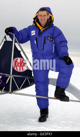 Brian Cunningham a 59 ans un Irishman du Nord, qui vit à Bolton debout à côté de la buggy à kite Kit Kat dernier cri conçue par l'ingénieur de F1 Williams Keiron Bradley pendant qu'il est aux Diablerets en Suisse. * pendant les essais avant une expédition prévue pour le début du 24 décembre 2002 où Brian et l'aventurier Jamie Young essaiera de voyager sur le buggy à travers l'Antarctique depuis le pôle Sud en environ dix jours, réduisant le temps de voyage traditionnel d'environ deux mois. Banque D'Images