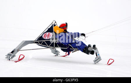 Brian Cunningham, âgé de 59 ans, d'Irlande du Nord, pilotant le buggy à pointe à kite Kit Kat conçu par l'ingénieur de F1 Williams Keiron Bradley lors d'essais aux Diablerets en Suisse avant une expédition. * début du 24 décembre 2002 où Brian et l'aventurier Jamie Young essaieront de voyager sur le buggy à travers l'Antarctique depuis le pôle Sud en environ dix jours, réduisant le temps de voyage traditionnel d'environ deux mois. Banque D'Images