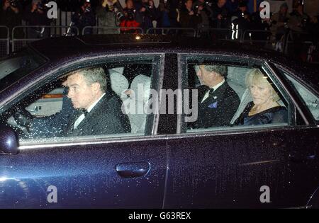 Le Prince de Galles et Camilla Parker-Bowles quittent le Ritz dans le centre de Londres, à la suite d'une fête pour célébrer le Jubilé d'or de la reine Elizabeth II. Banque D'Images