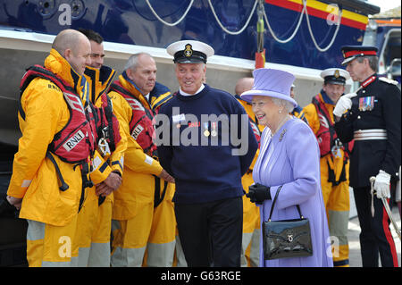 La reine Elizabeth II, accompagnée du coxswain Paul Whiston, accueille l'équipage de la RNLB la princesse royale lors d'une visite à la station RNLI à St Ives, en Cornouailles. Banque D'Images